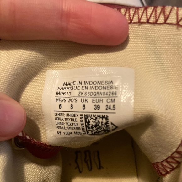 Garnet converse women’s 8, men’s 6 - Picture 3 of 4